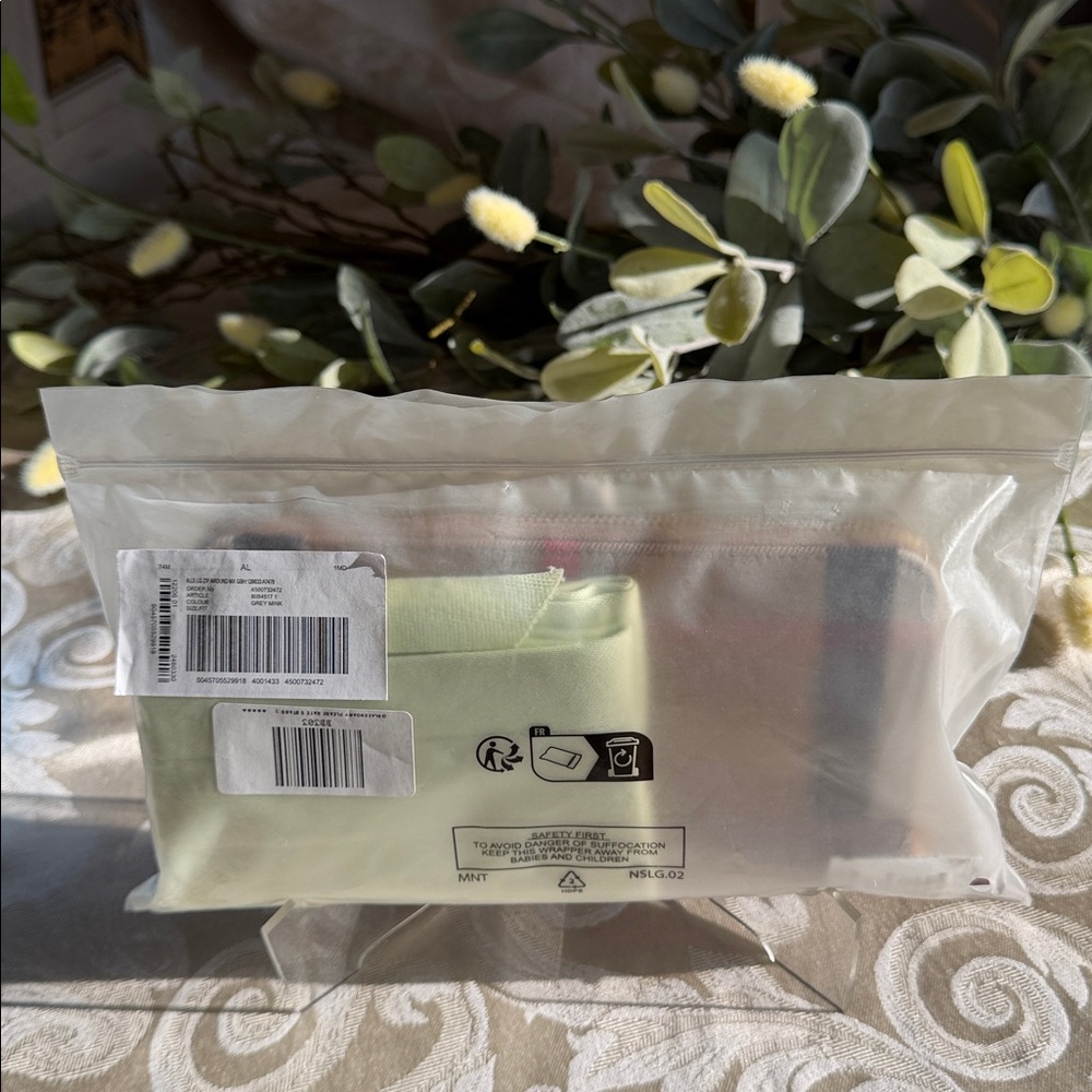 Burberry NEW with original tags, plaid full zip around wallet! $690 Retail - Picture 16 of 16